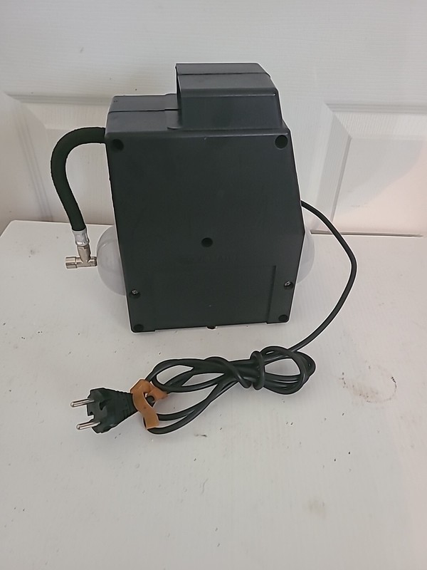WERTHER INTERNATIONAL AIR COMPRESSOR 50Hz, 60 Watts 0.75 Amps 220-240 Volt